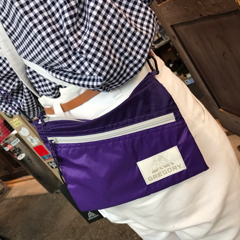 世界一のバックパックメーカー、グレゴリー(GREGORY)のサコッシュです。