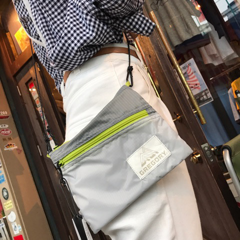 世界一のバックパックメーカー、グレゴリー(GREGORY)のサコッシュです。