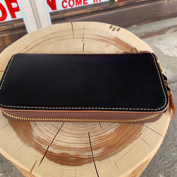 本格派レザーブランド、ケーシーズKC'sのラウンドZIPウォレットです。