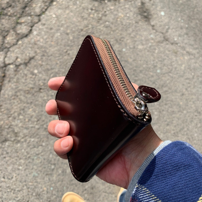 本格派レザーブランド、ケーシーズKC'sのスモールサイズコードバンラウンドZIPウォレットです。