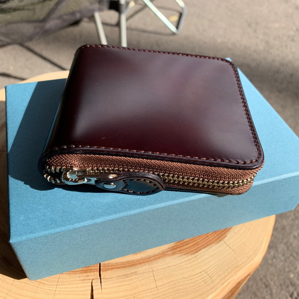 本格派レザーブランド、ケーシーズKC'sのスモールサイズコードバンラウンドZIPウォレットです。