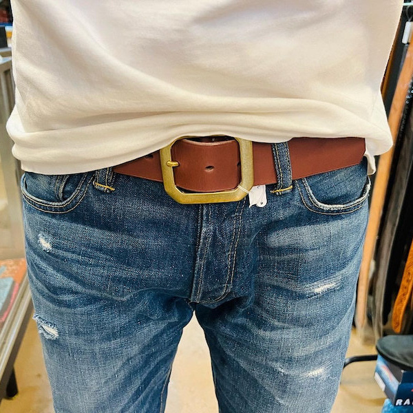 ヴィンテージ・古着・アメカジ専門店のヤード・ウェアハウスがお届けする、ヤード・ウェアハウススペシャルメイドの栃木オイルレザーベルトです。