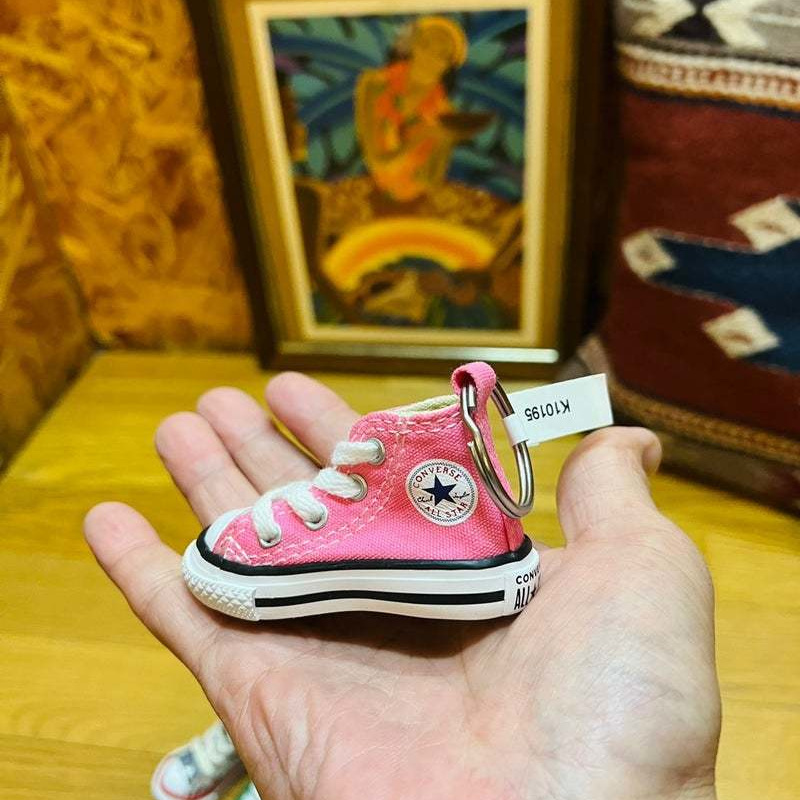 人気のコンバースオールスターミニキーホルダーです。