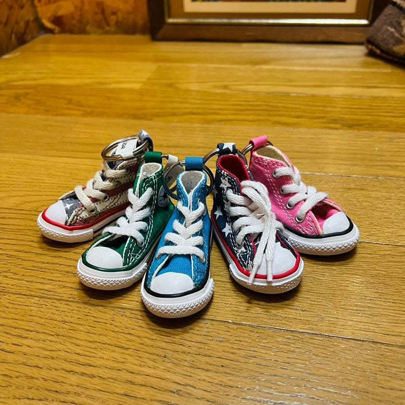 人気のコンバースオールスターミニキーホルダーです。