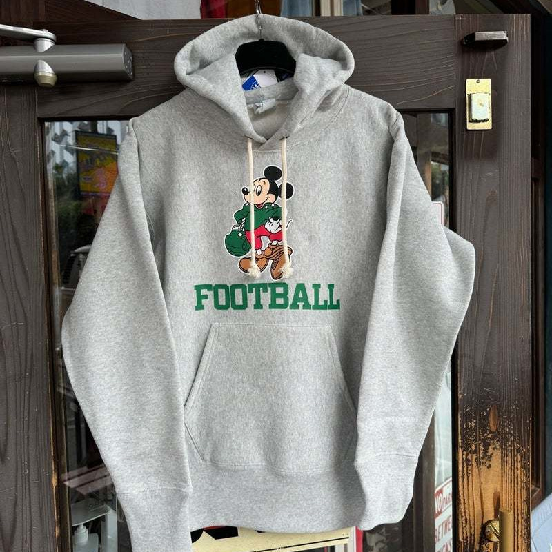 定番アメカジブランド、Champion チャンピオンの超限定リバースウィーブパーカです。