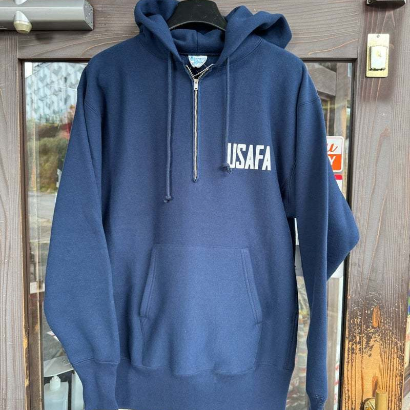 定番アメカジブランド、Champion チャンピオンの超限定リバースウィーブパーカです。