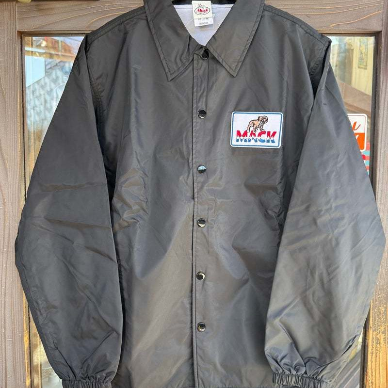 人気の刺繍ジャケットです。