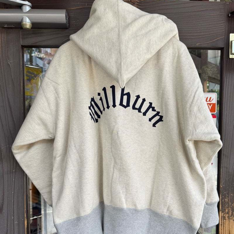 定番アメカジブランド、Champion チャンピオンの超限定リバースウィーブパーカです。