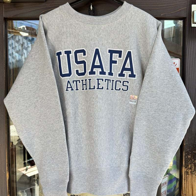 定番アメカジブランド、Champion チャンピオンの超限定リバースウィーブスウェットです。