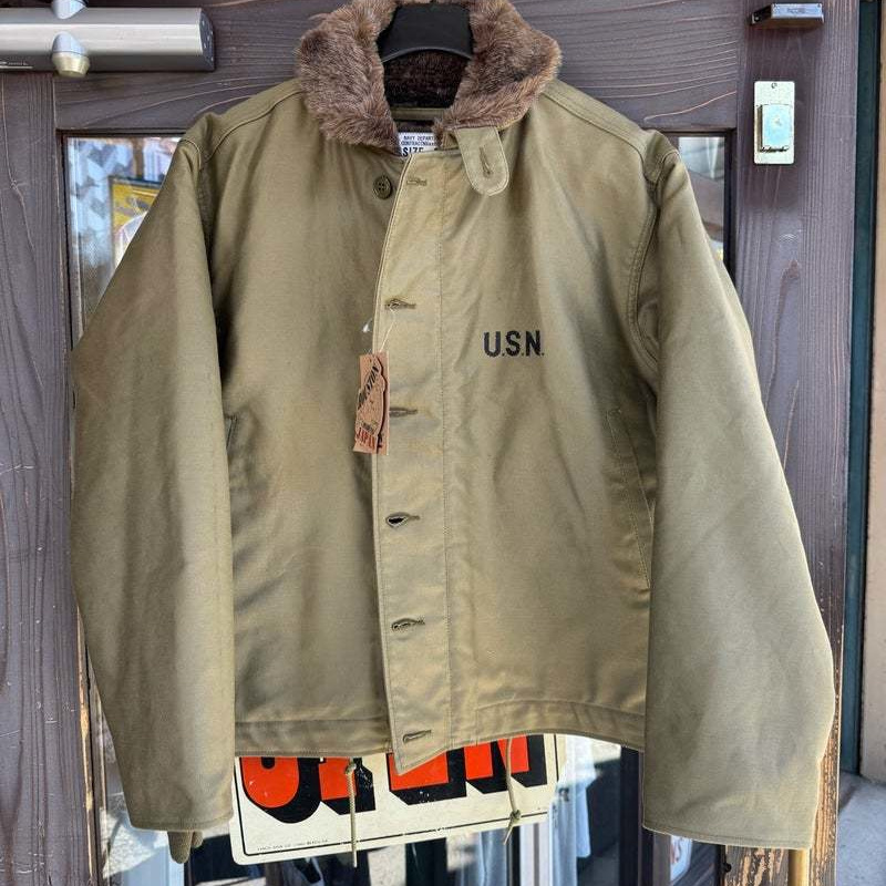 人気の刺繍ジャケットです。