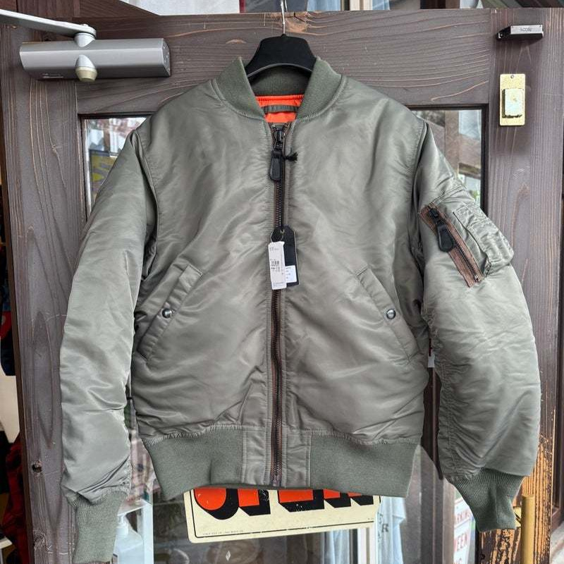 人気の刺繍ジャケットです。