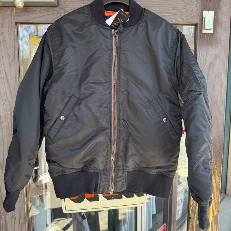 人気の刺繍ジャケットです。