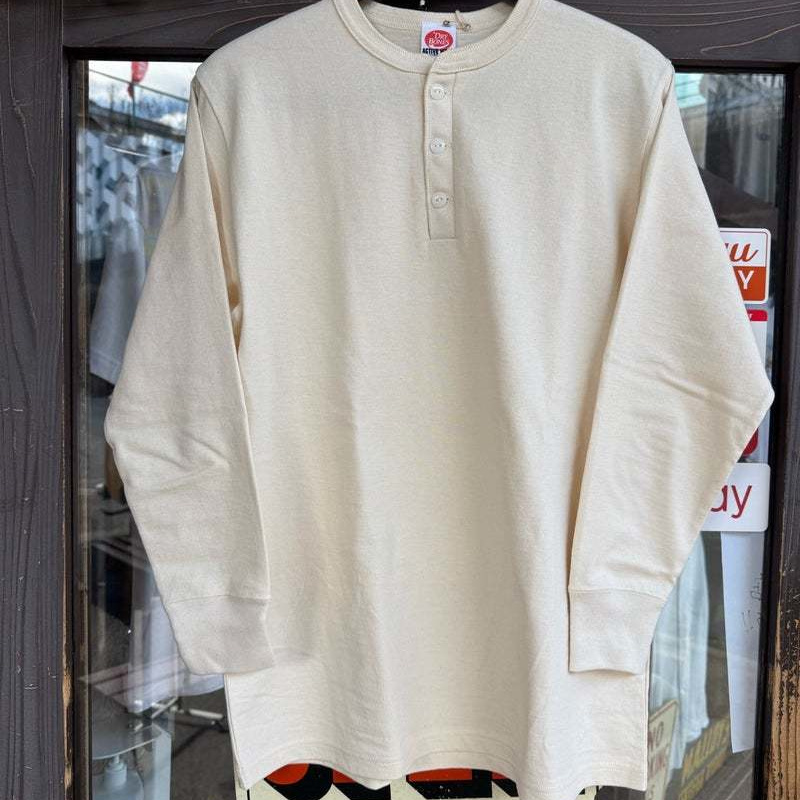 人気ブランド、DryBonesのヘンリーネックロンTです。