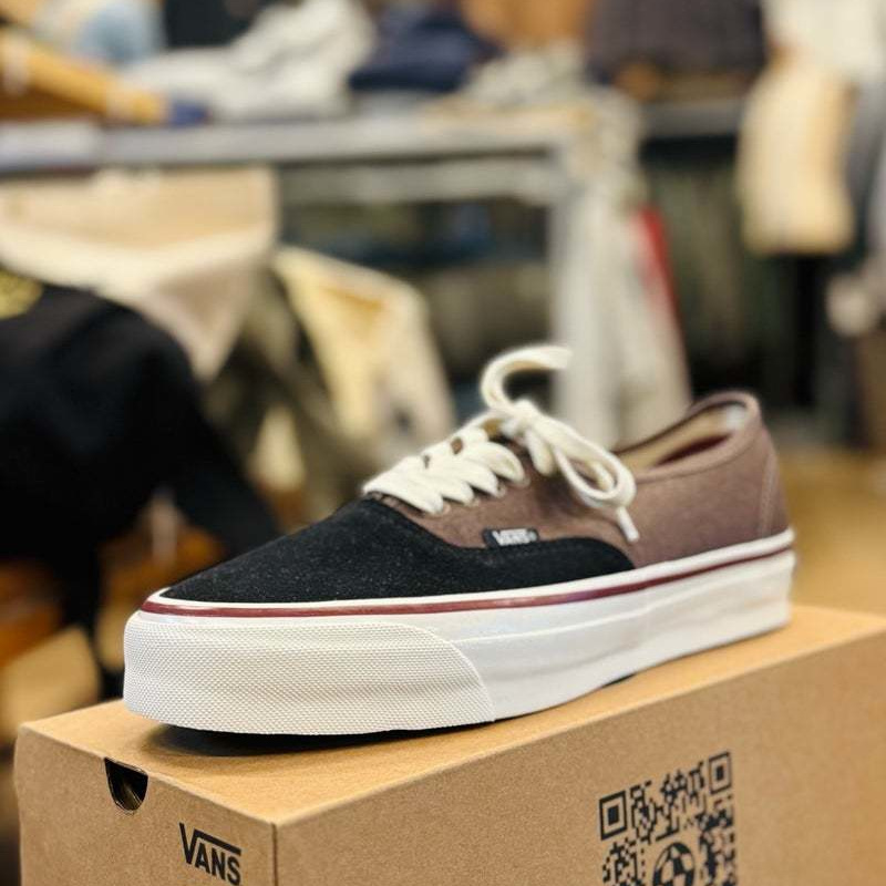 人気のVANS OLD SCHOOLスニーカーです。