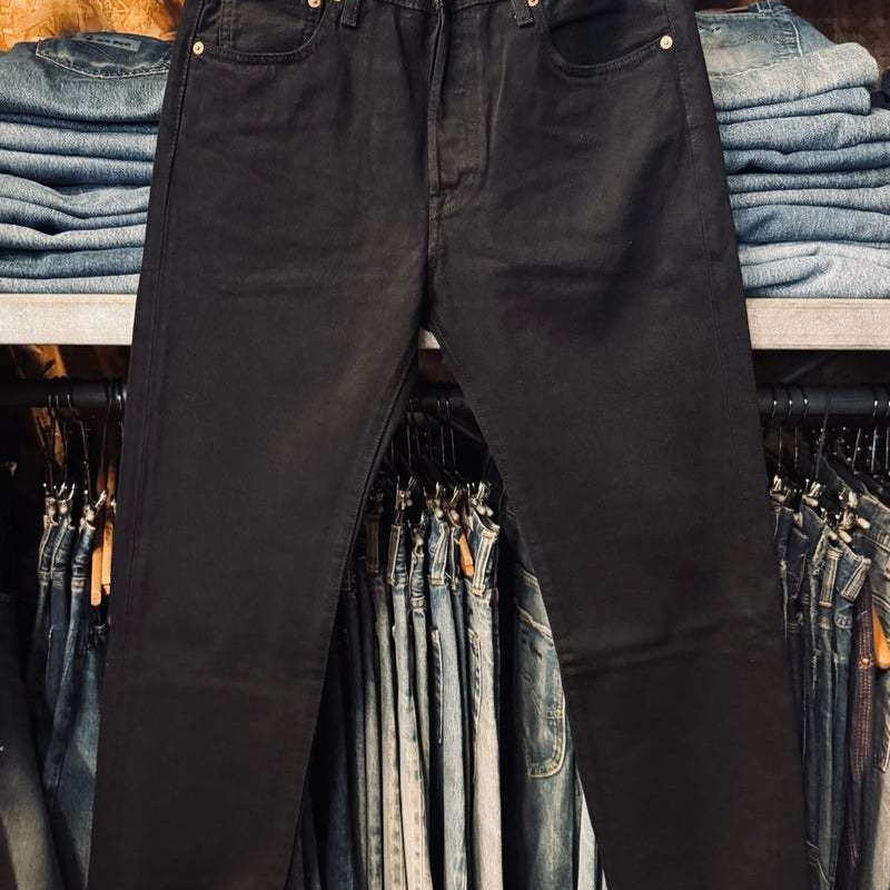 ジーンズの代名詞Levi'sの501ブラックです。
