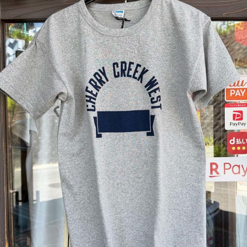 定番アメカジブランド、Champion チャンピオンの復刻版の後付けパーカです。