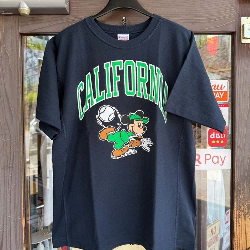 定番アメカジブランド、Champion チャンピオンの復刻版の後付けパーカです。