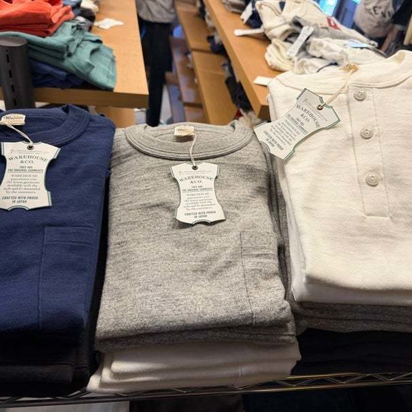 本格派アメカジ・デニムブランド、WAREHOUSE(ウェアハウス)の両Vスウェットです。