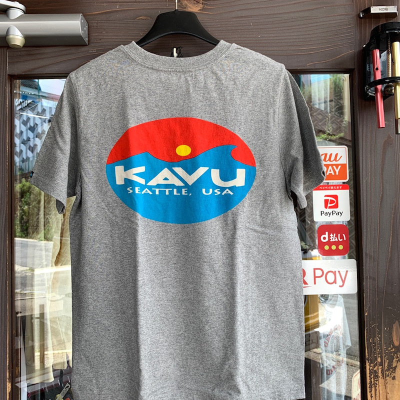 人気のKAVUのTシャツです。
